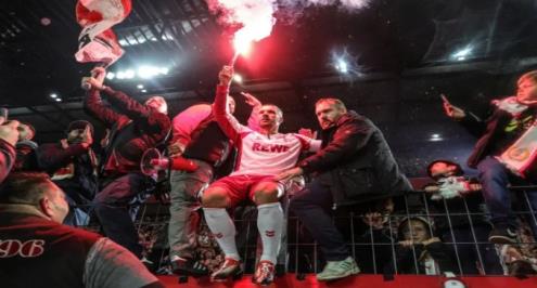 نجم آرسنال السابق في ورطة.. احتفالية الوداع تنتهي بتحقيق الشرطة الألمانية